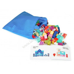 Ville avec 121 cubes et éléments sur tapis puzzle éducatif
