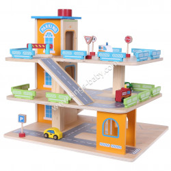 Grand garage en bois avec ascenseur, voitures et panneaux de signalisation