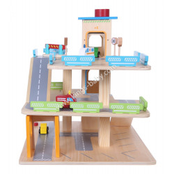 Grand garage en bois avec ascenseur, voitures et panneaux de signalisation