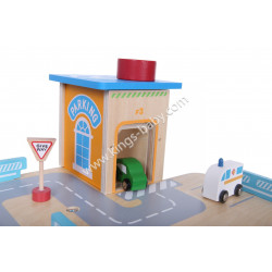 Grand garage en bois avec ascenseur, voitures et panneaux de signalisation