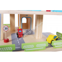 Grand garage en bois avec ascenseur, voitures et panneaux de signalisation