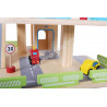 Grand garage en bois avec ascenseur, voitures et panneaux de signalisation
