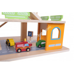 Grand garage en bois avec ascenseur, voitures et panneaux de signalisation