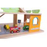 Grand garage en bois avec ascenseur, voitures et panneaux de signalisation