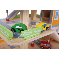 Grand garage en bois avec ascenseur, voitures et panneaux de signalisation