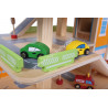 Grand garage en bois avec ascenseur, voitures et panneaux de signalisation