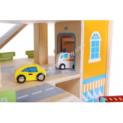 Grand garage en bois avec ascenseur, voitures et panneaux de signalisation