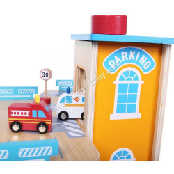 Grand garage en bois avec ascenseur, voitures et panneaux de signalisation