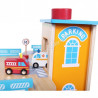 Grand garage en bois avec ascenseur, voitures et panneaux de signalisation